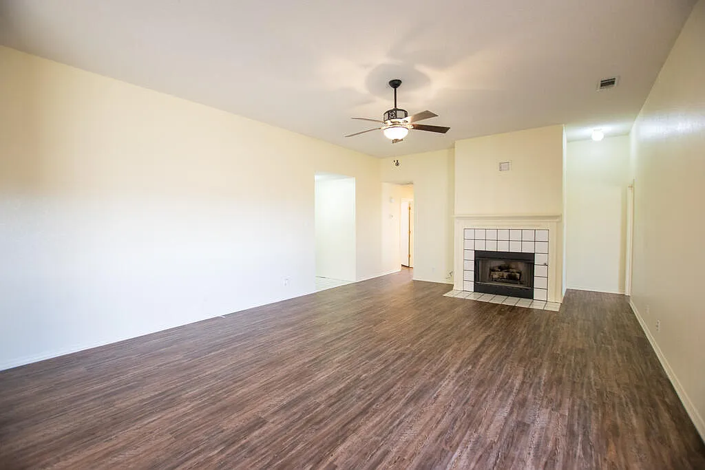 3 bed, 2.0 bath, 1682 sqft, $2,200 — Photo 2