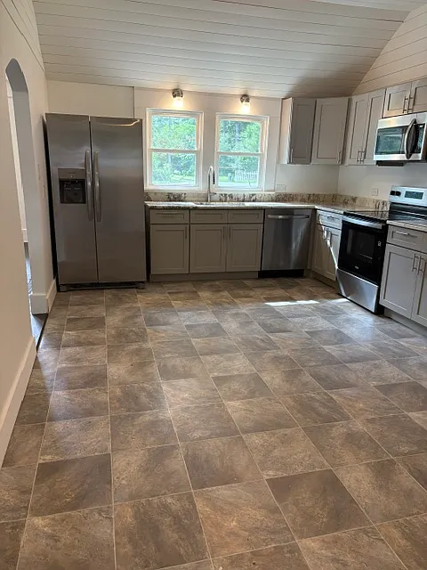3 bed, 1250 sqft, $2,000 — Photo 3