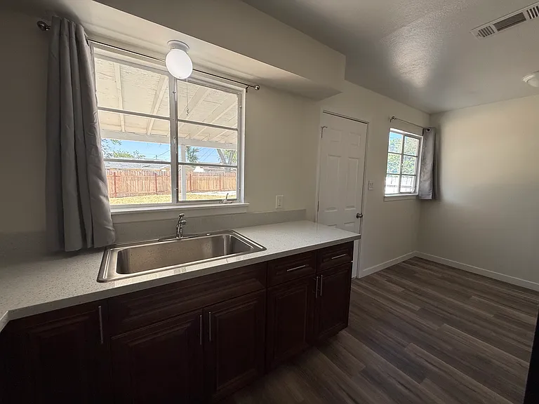 1147 W Oldfield St — Photo 5