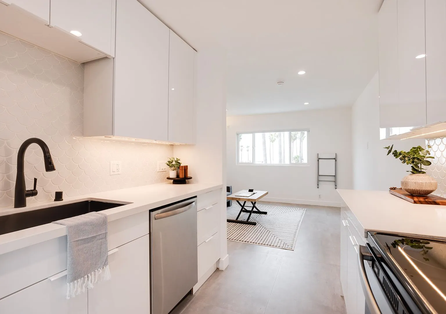 Welcome to your dream beachfront studio, located on the vibrant Venice Beach boardwalk! — Photo 1