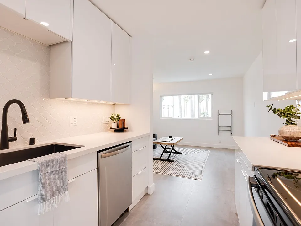 1313 Ocean Front Walk #10