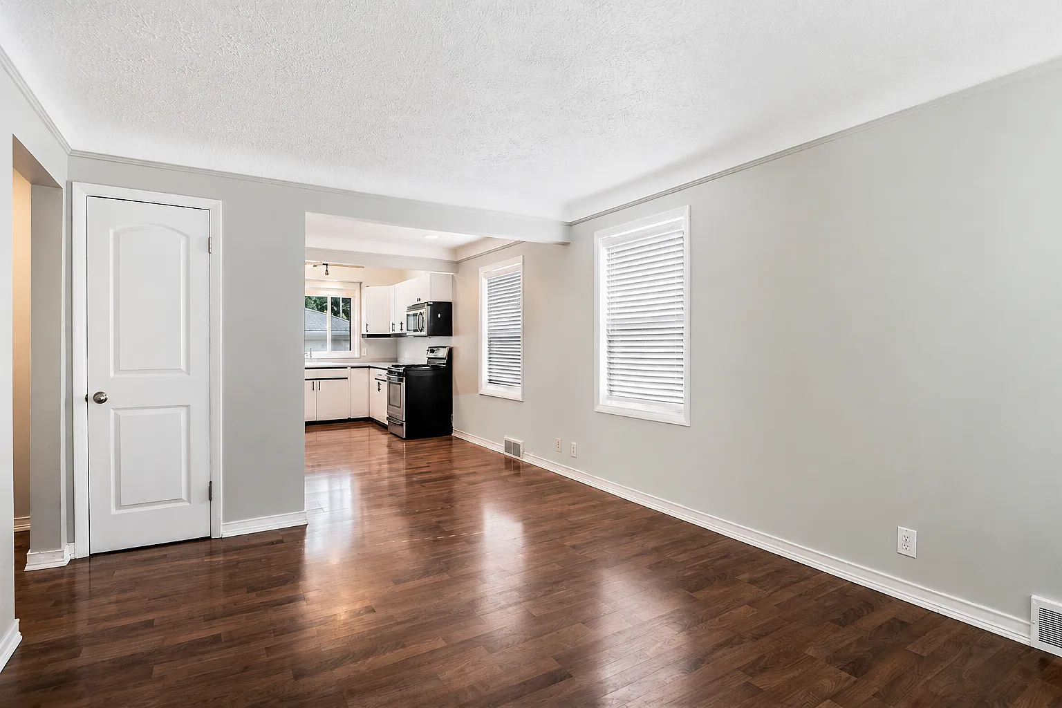 3 bed, 1200 sqft, $2,700 — Photo 3