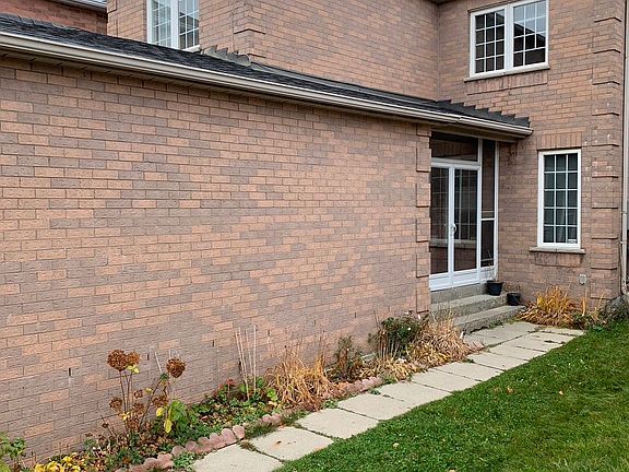 3rd image of 147 Cairncross Cres S