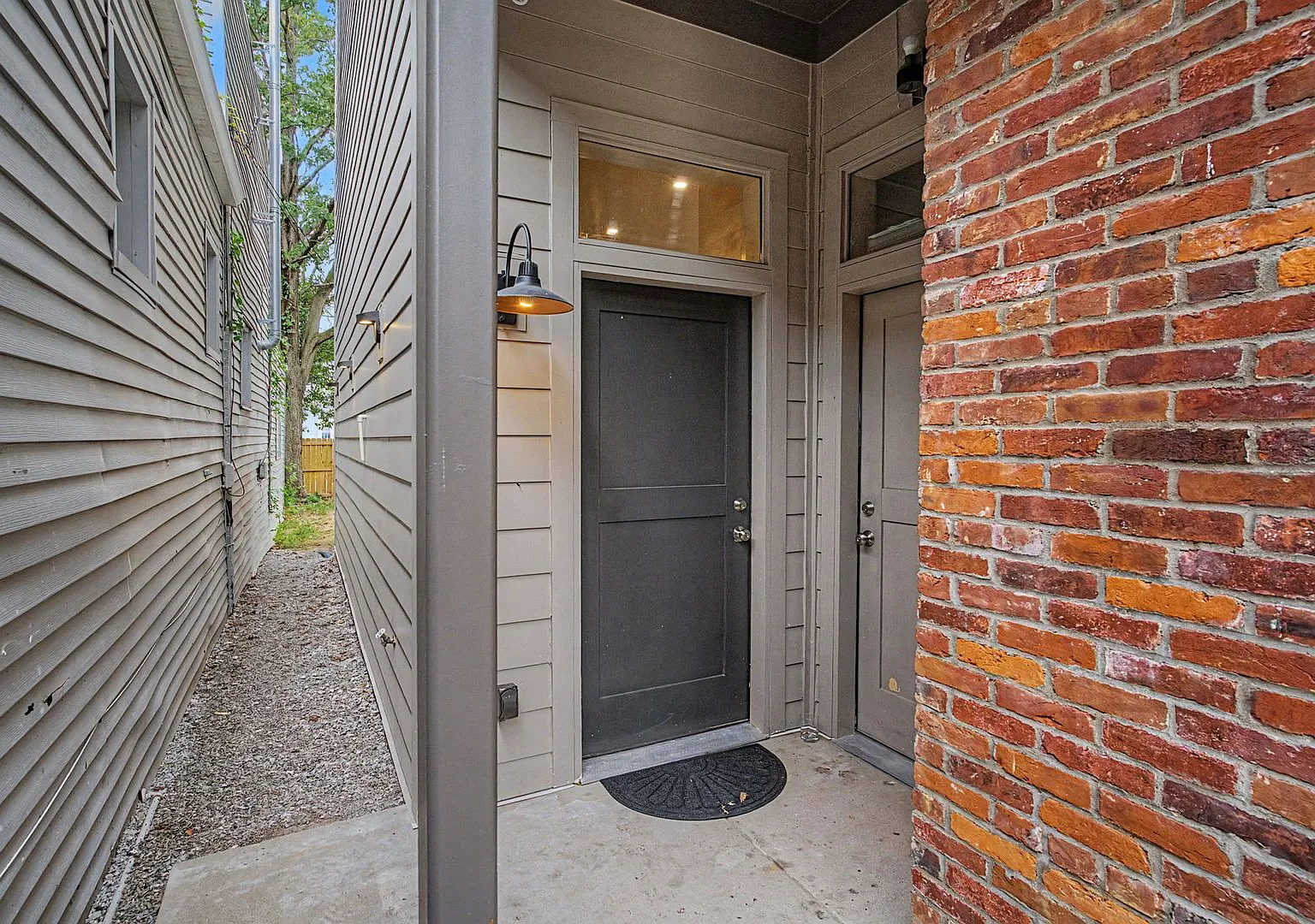 Modern 3-Story Smoketown Home Near Logan Street Market — Photo 3