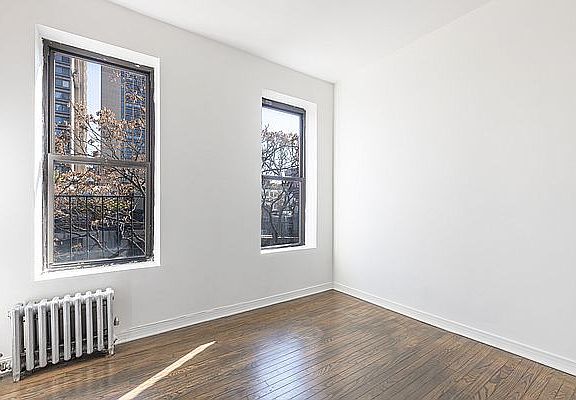 5th image of 172 Thompson St #*1