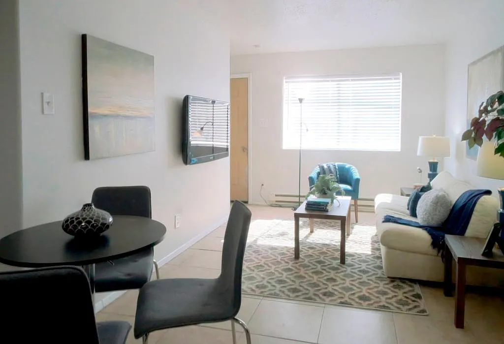 422 Texas St NE — Photo 2