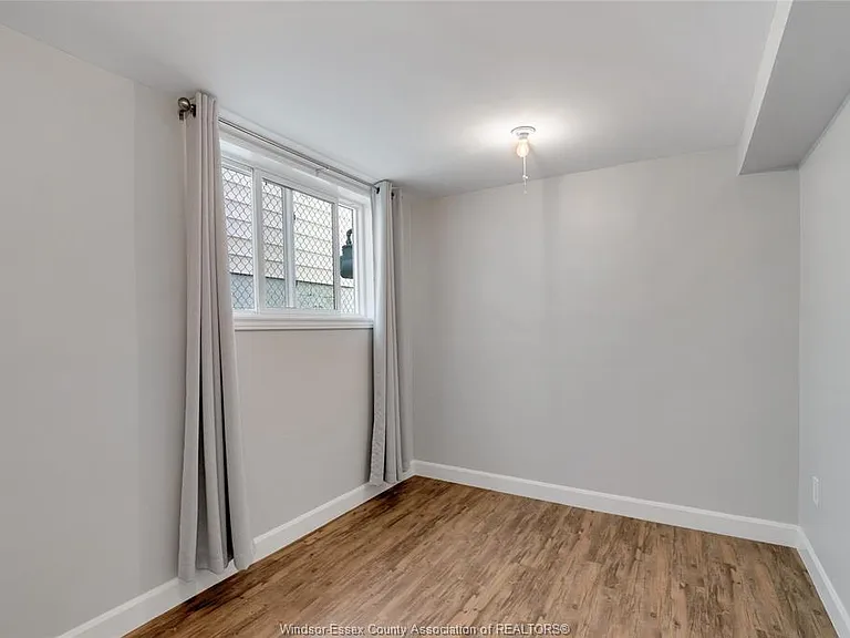 881 Parent Ave #BASEMENT — Photo 12