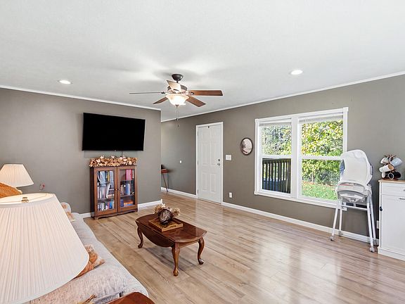 4th image of 3081 White Oak Rd