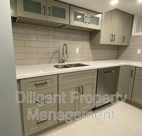369 Applegrove Ave #LOWER — Photo 6