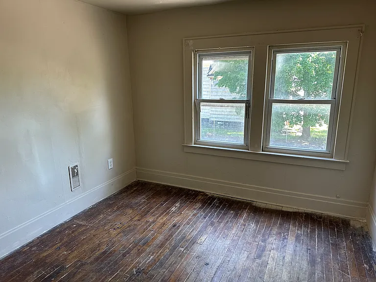 212 Leon St — Photo 7