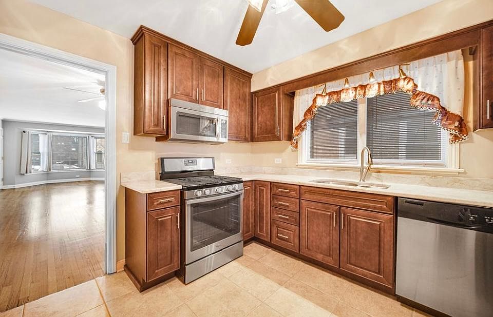1st image of 10926 S Artesian Ave #1