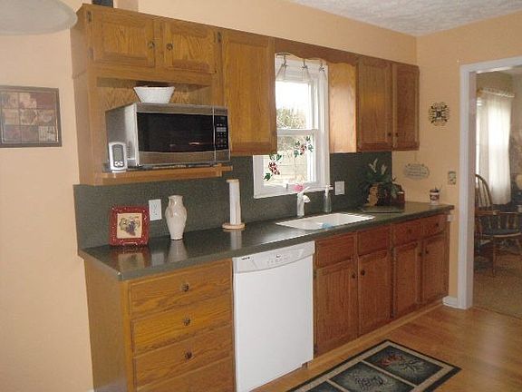 2nd image of 929 Summit St