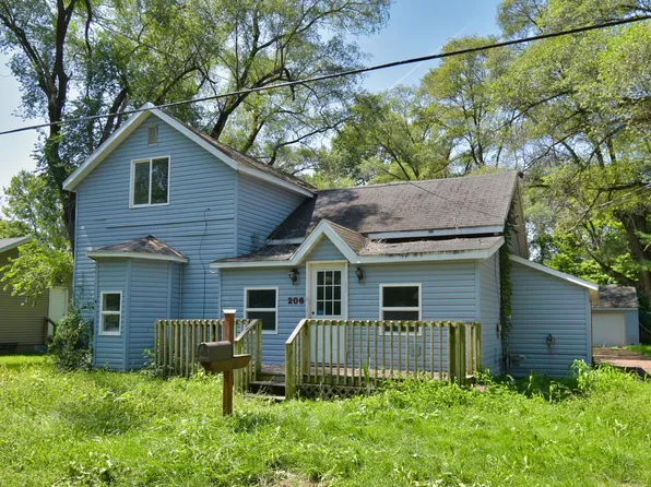206 Pleasant St, Hartford, MI 49057