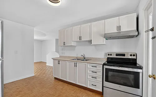 704 Brock St S #2 Photo 1