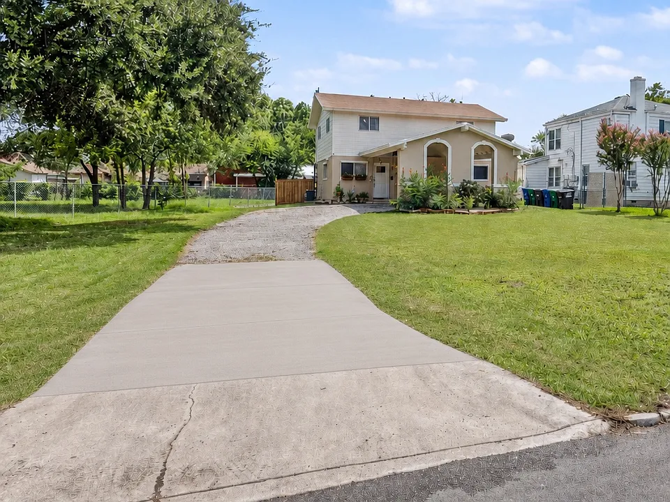 2202 W Mistletoe Ave #2200