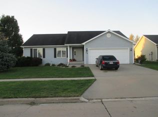 17 Eastwood St, Pella, IA 50219
