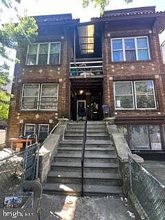 3rd image of 444-446 W Roosevelt Blvd