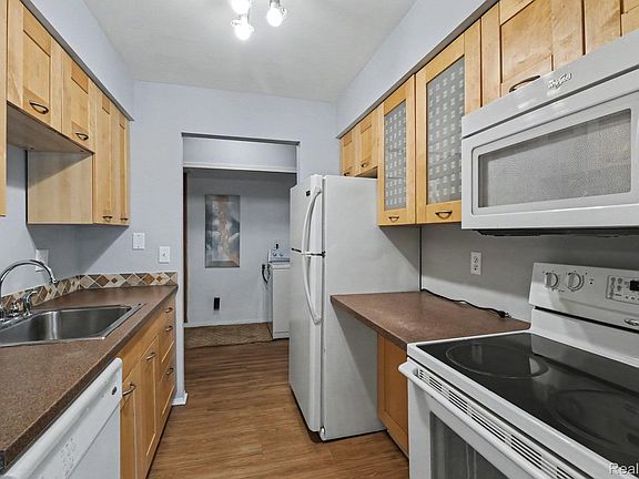 5th image of 29890 W 12 Mile Rd APT 907