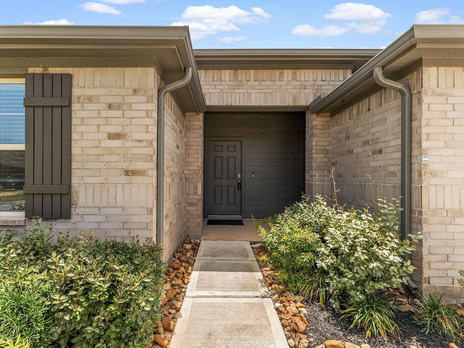 3 bed, 2.0 bath, 1637 sqft, $1,800 — Photo 3