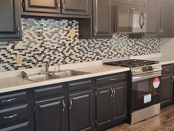 5th image of 4145 Camelot Dr