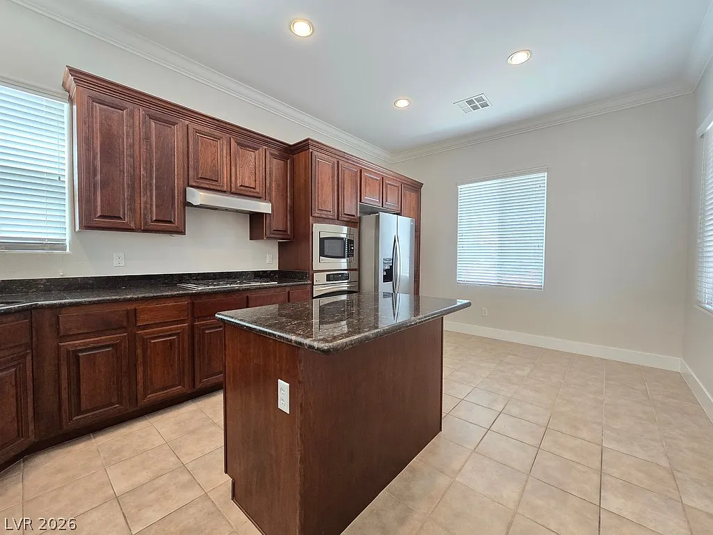 3 bed, 2.5 bath, 2077 sqft, $2,595 — Photo 4