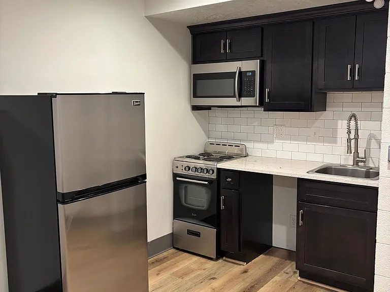 1076 E 200 S — Photo 1