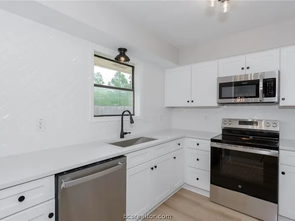 3003 Westwood Main Dr, Bryan, TX 77807