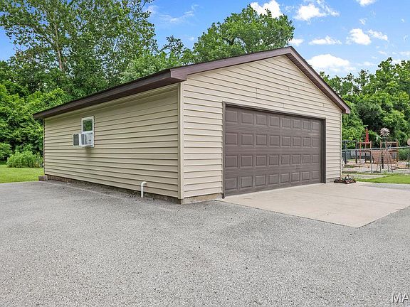 4th image of 323 Brookside Dr