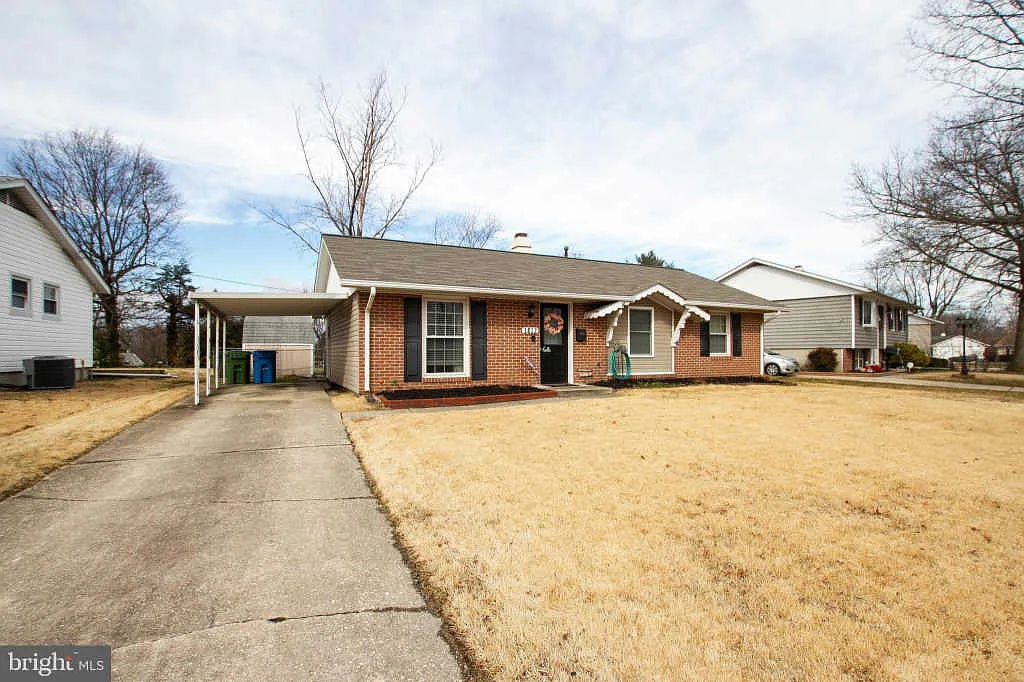 1812 Larch Dr photo 1
