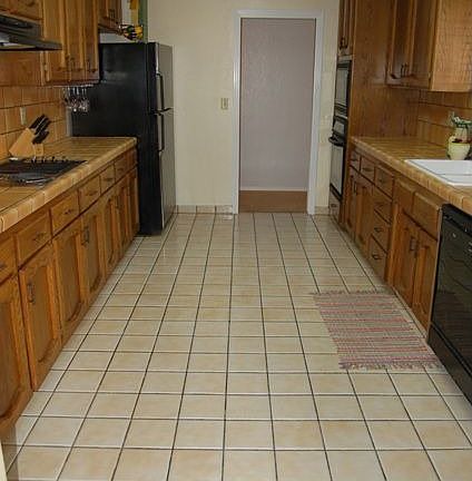 Large and Roomy Kitchen