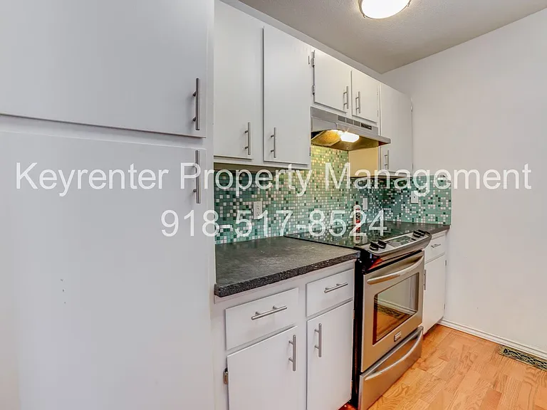 1303 S Lawton Ave #E — Photo 9