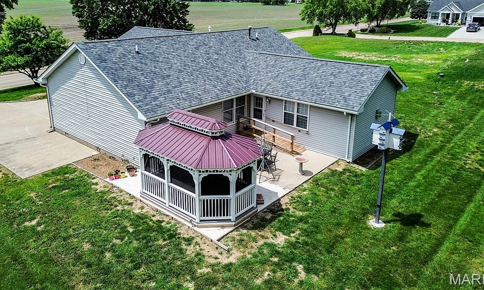 297 Maple Summit Rd, Jerseyville, IL 62052 | MLS #26002786 | Zillow