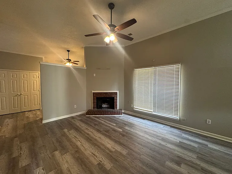 615 Ashley Glen Cir E — Photo 3