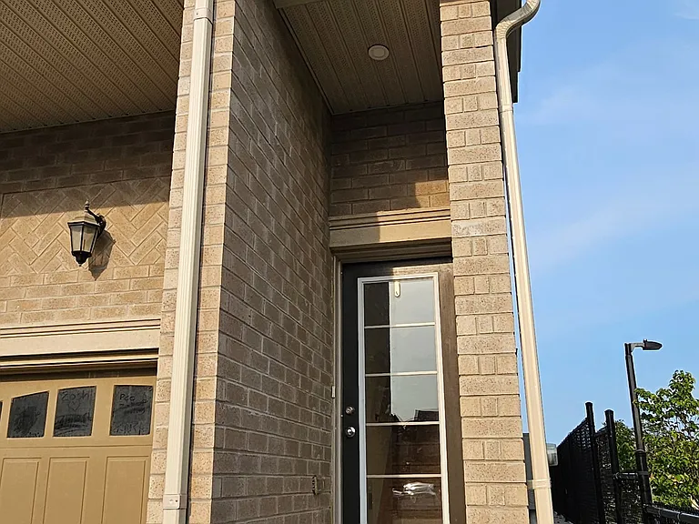 9430 Bayview Ave #UPPER — Photo 2
