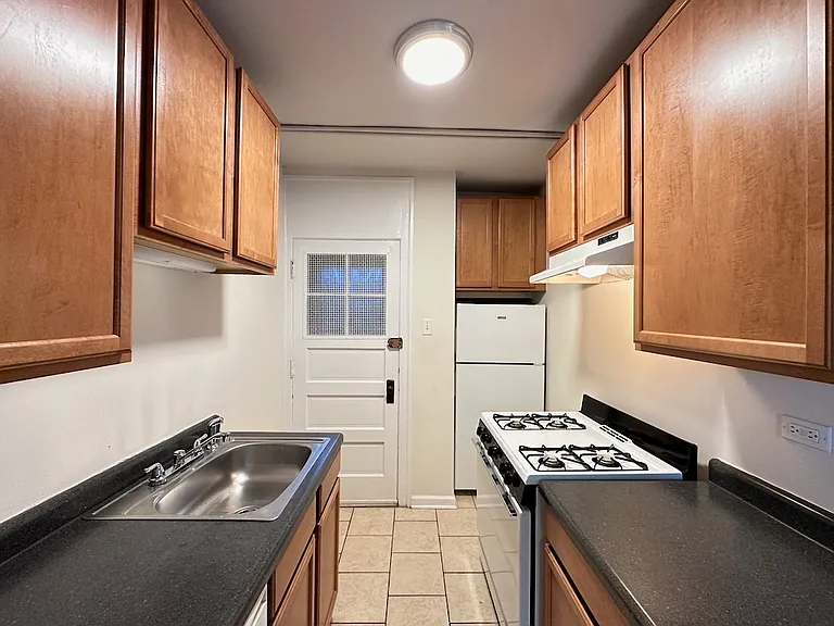 1253 W Henderson St #3 — Photo 3