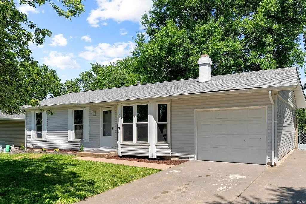 21 Debbie Dr photo 1