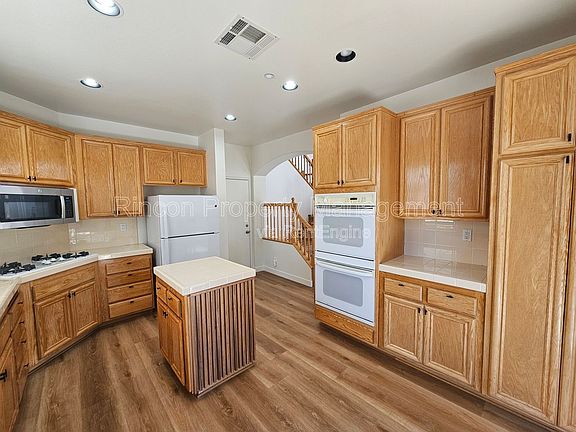 5th image of 4782 Templeton St