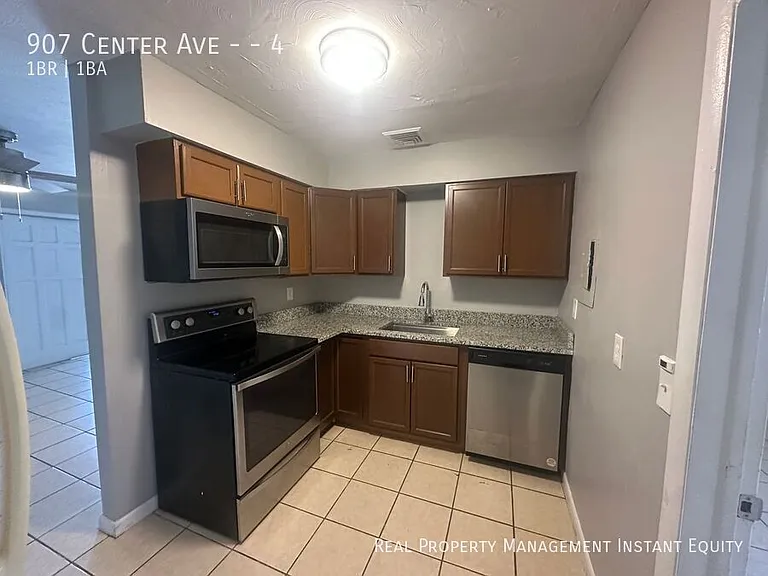 907 Center Ave #4 — Photo 4
