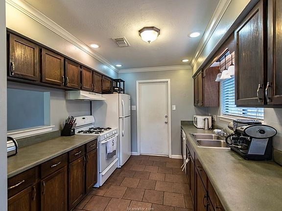 5th image of 3210 Dallis Dr