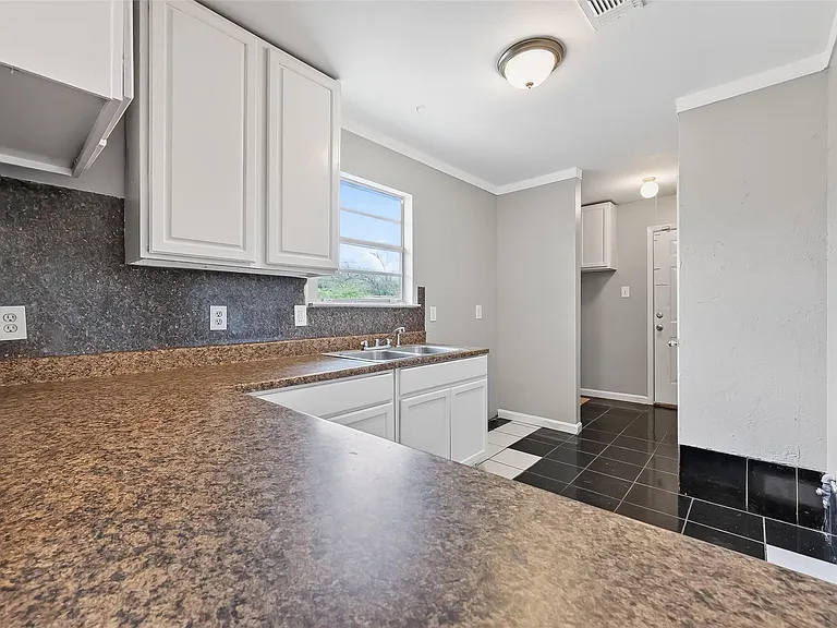 2446 Mayview Dr — Photo 15