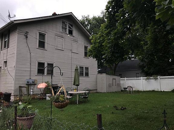 3rd image of 119 College St #121