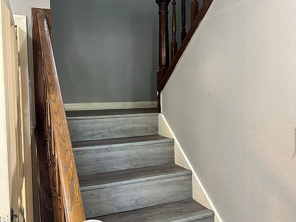 3rd image of 907 Bolton Dr