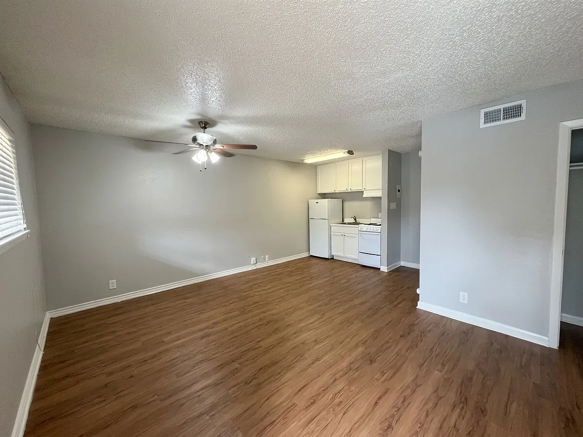 Studio, 470 sqft, $895 — Photo 2