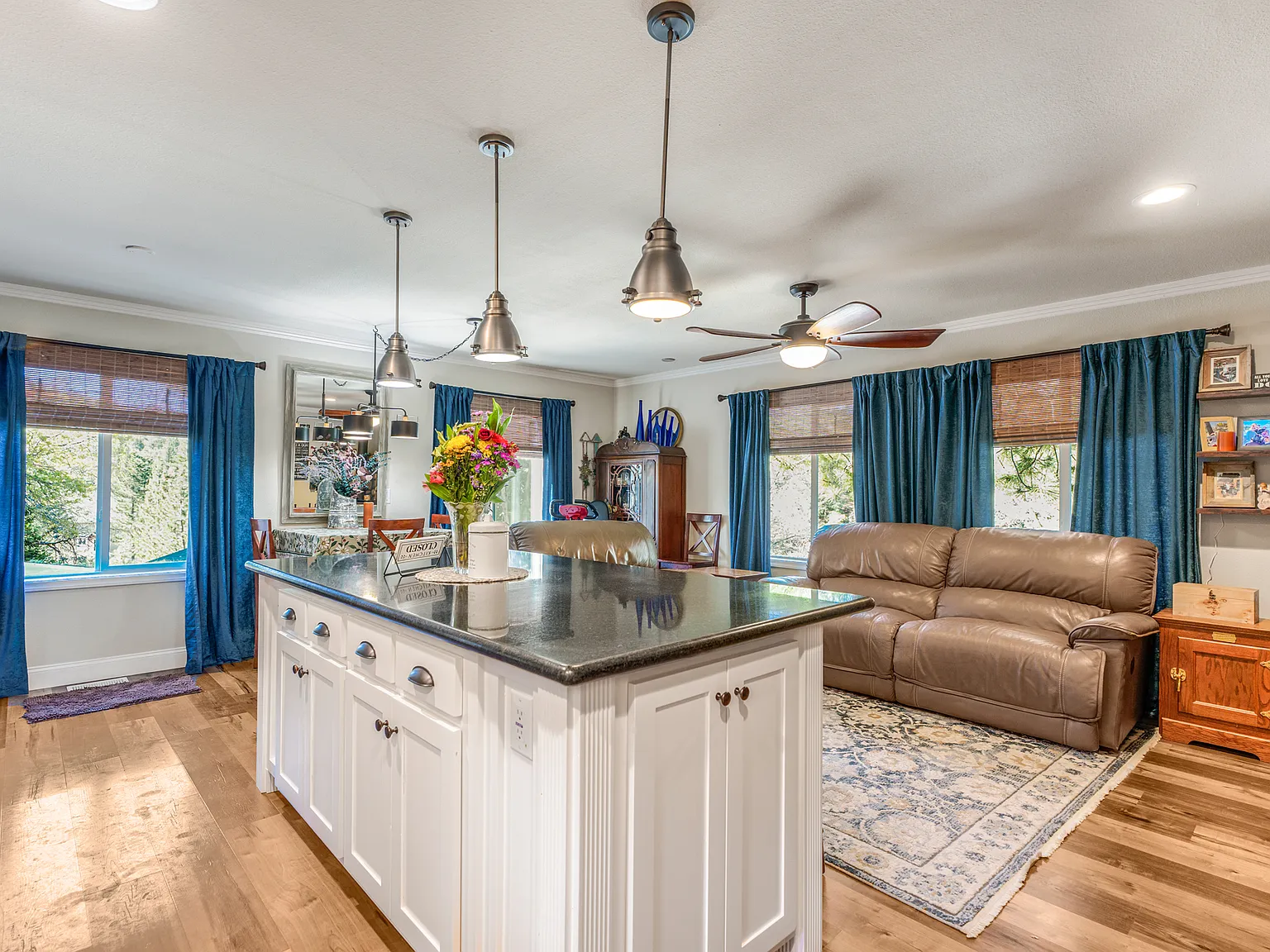 2 bed, 1040 sqft, $2,000 — Photo 3