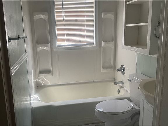 4th image of 226 W Pine St