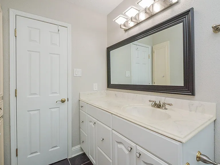 13859 Hollowgreen Dr — Photo 30