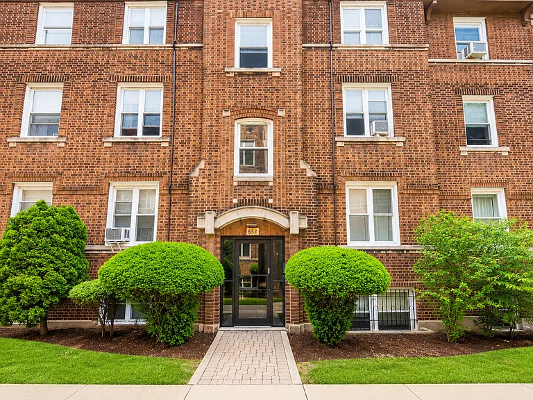 654 W Oakdale Ave #2N — Photo 1