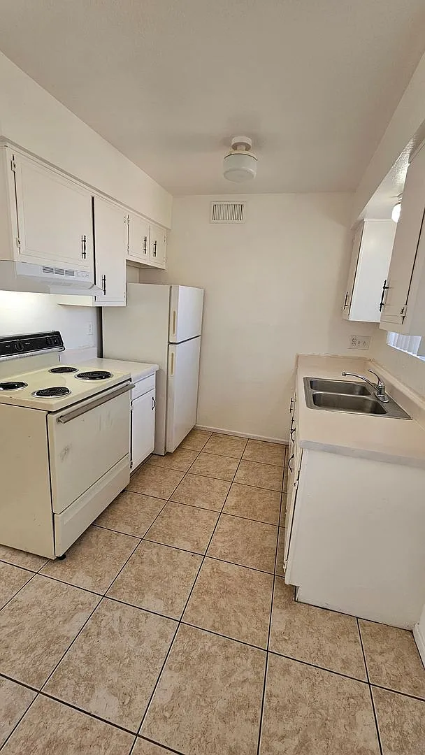 1 Month Free Rent!* 2 Bedroom 1 Bath Apartment Home! — Photo 3