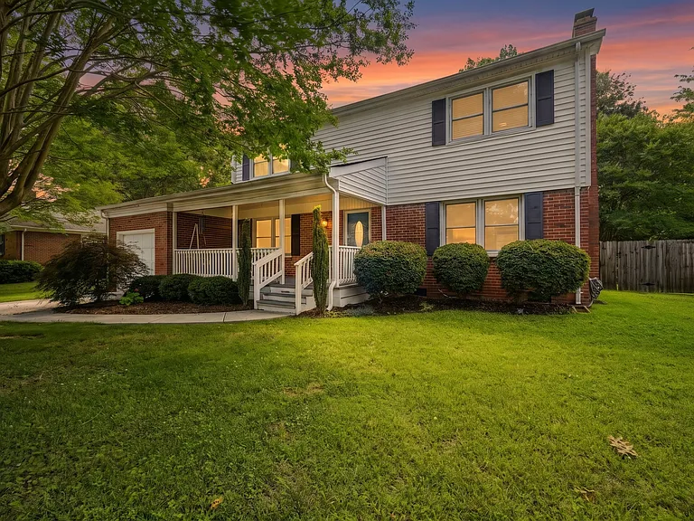 724 Yorkshire Dr — Photo 1
