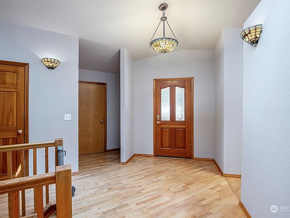 4th image of 3725 Holiday Drive SE